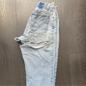 Levis ripped bum jeans 2025